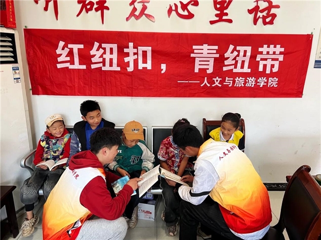 藏族学子返乡架“青纽带”：为雪域童心扣紧“红纽扣”