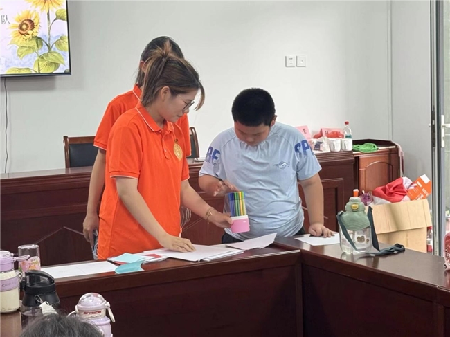 山东学子三下乡：妙笔绘童心 你画我猜趣成长