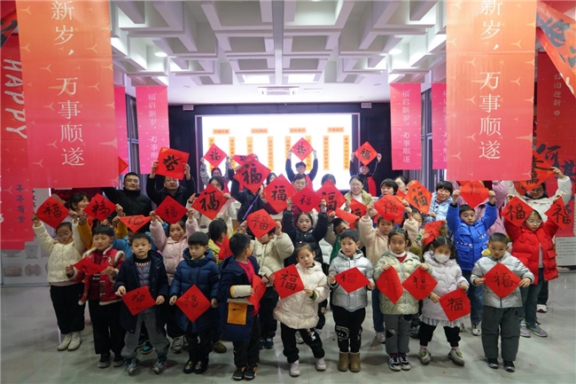 南通大学杏林学院普法启航团赴泰兴市图书馆举办宪法主题书展暨读书会