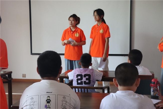 山东学子三下乡：彩绘童心识情绪 巧手扭动绽笑颜